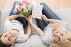 День матері: привітання зі святом та листівки