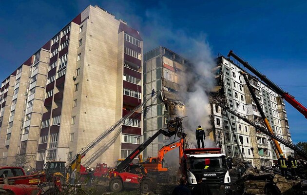 В Умани продолжают разбирать завалы 9-этажки. На месте трагедии снова вспыхнул пожар