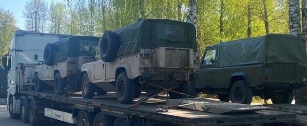Литва передала українським військовим позашляховики й сухпайки