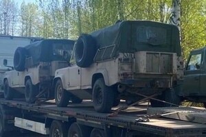 Литва передала українським військовим позашляховики й сухпайки