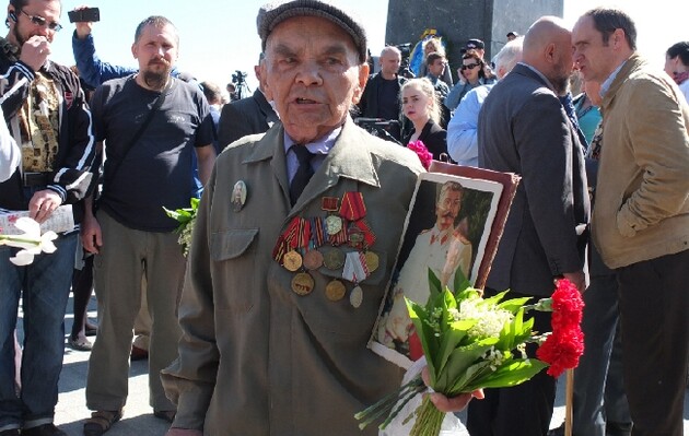 Під впливом радянської ідеології культ Сталіна довгий час вважався для деяких людей нормою. Попри загибель мільйонів українців через організований Йосипом Джугашвілі голодомор.