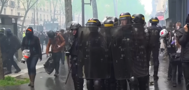 Сотня полицейских ранены во время первомайских демонстраций во Франции