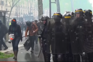 Сотня полицейских ранены во время первомайских демонстраций во Франции