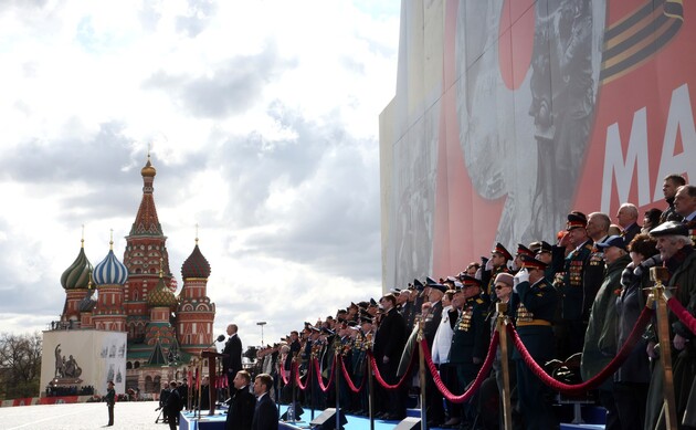 The Guardian: Путін каже, що скасовує травневі святкування через безпеку, але правда більш принизлива