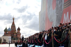 The Guardian: Путін каже, що скасовує травневі святкування через безпеку, але правда більш принизлива