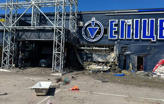 Росіяни вдарили по «Епіцентру» в Херсоні, є загиблі
