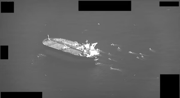 ВМС США показали, как танкер Niovi окружили катера с иранскими военными