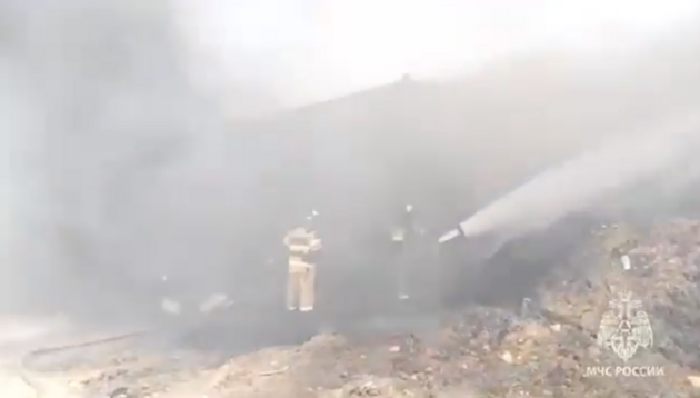 У Ставропольському краї РФ масштабна пожежа: біля одного з заводів загорілися бочки 
