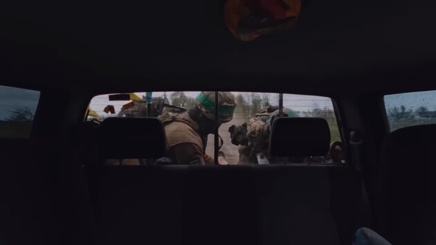 Клип посвятили людям, которые рискуют своей жизнью, спасая других