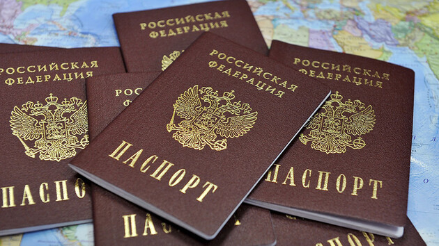 На окупованих територіях загарбники примушують українців брати російські паспорти