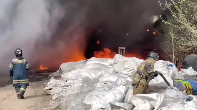 В Екатеринбурге масштабный пожар на складах