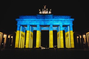 Заборона українських прапорів 8 та 9 травня у Берліні: посол у ФРН закликав скасувати обмеження 