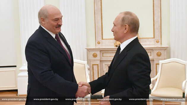Лукашенка приїхав до Путіна для масовки на параді