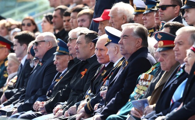 МИД обратился к гостям кремлевского парада: Вас использовал военный преступник
