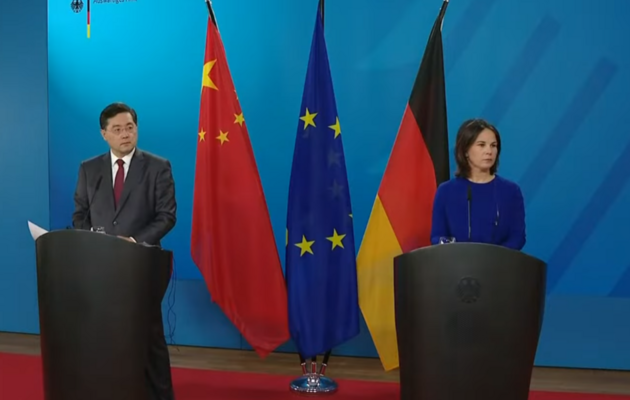 Цінь Ган та Анналена Бербок на брифінгу у Берліні дев’ятого травня