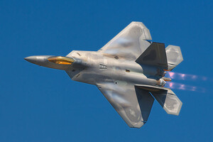 Списать самолеты F-22. США пытаются сэкономить средства на истребителях 5-го поколения