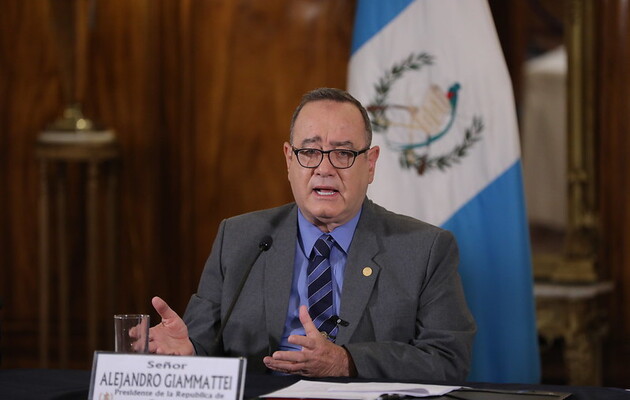 Зеленский наградил орденом президента Гватемалы