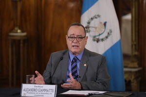 Зеленский наградил орденом президента Гватемалы
