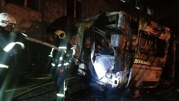 У Києві загорілась автівка 