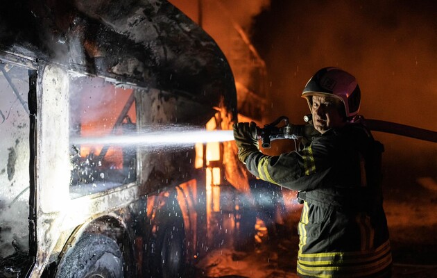 Последствия падения обломков после ночной атаки по Киеву