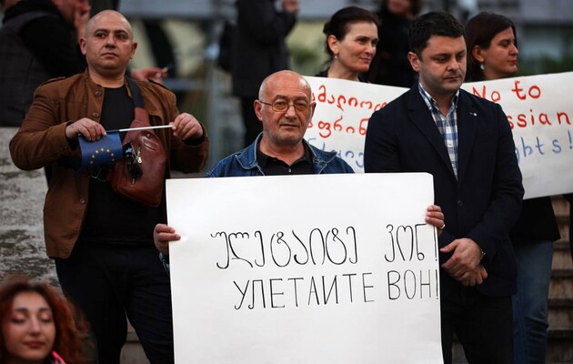 Грузія вийшла на протести проти відновлення авіасполучення з РФ, а грузинська влада втрачає залишки суверенітету