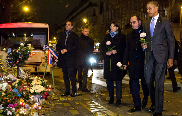 Тогдашние лидеры стран Франсуа Олланд и Барак Обама чествуют жертв теракта 15 ноября 2015 года