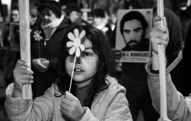 Білі ромашки розквітають на вулицях Уругваю в пам'ять про зниклих безвісти в роки диктатури
