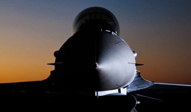 Politico: F-16 взлетят в небо Украины еще не скоро