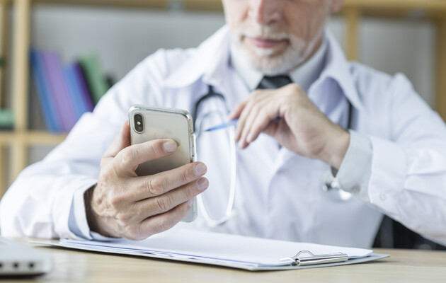 Медицинская помощь: обязан ли семейный врач давать номер телефона пациенту