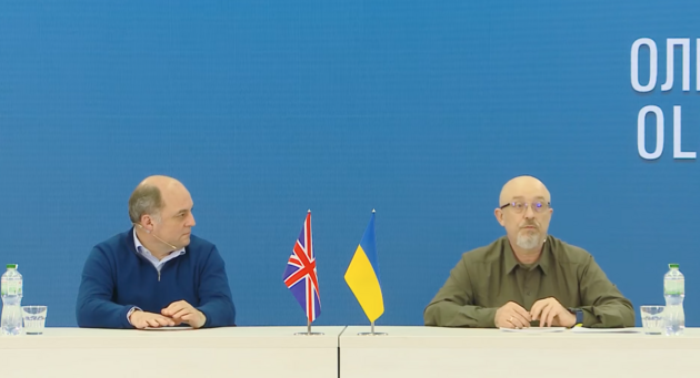 Резніков вперше заговорив про використання Україною Storm Shadow і подарував Воллесу листівку (фото)