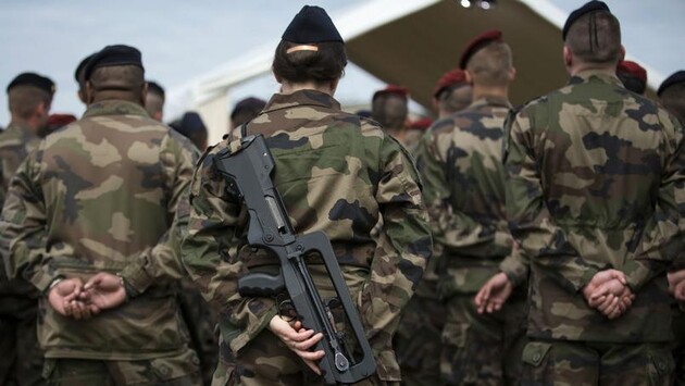 Франция рассматривает возможность вернуть срочную службу в армии