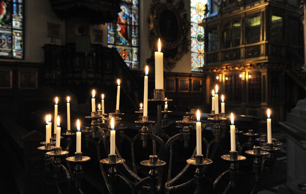 Українці стали частіше молитися, але воліють робити це "приватно"