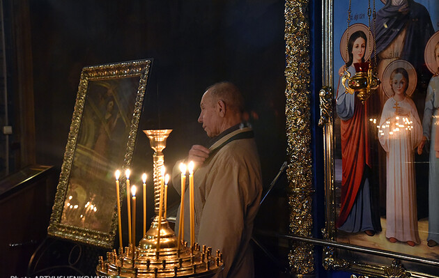 Більшість українців не асоціюють себе з жодним приходом