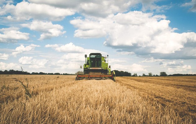 Аграриям в Хмельницкой области запретили работать в поле во время воздушной тревоги