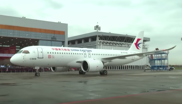 Китай побудував свій перший пасажирський літак, щоб конкурувати з Airbus та Boeing: здійснено перший політ