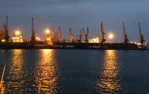 В Одеському порту виникла пожежа через атаку безпілотників