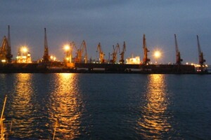 В Одеському порту виникла пожежа через атаку безпілотників