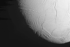 Телескоп «Джеймс Уэбб» увидел гигантский гейзер на спутнике Сатурна