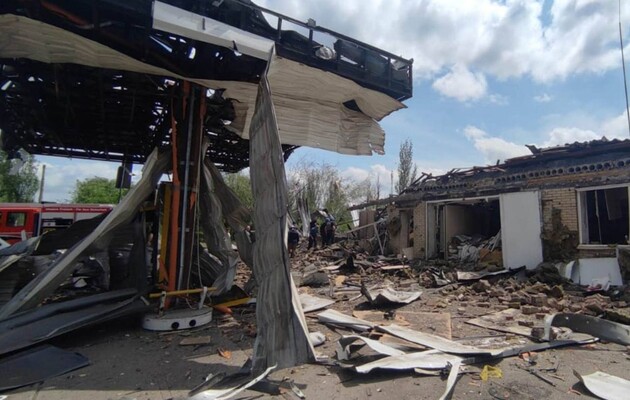 Окупанти скинули авіабомби на АЗС у Донецькій області: є загиблий та поранені