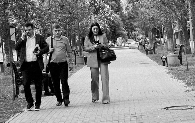 Адвокат-посередник Олег Горецький, голова ВСАУ Олексій Сальников та екс-співробітниця ВСАУ Анастасія Дзяткевич під час ділової прогулянки біля Верховного суду. За три години до операції НАБУ