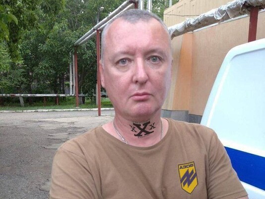 Через часті інформаційні напади Стрєлкова на російське Міноборони, постійну критику військових операцій та визнання: "противник сильний", у мережі ширяться меми про "агента Гіркіна"