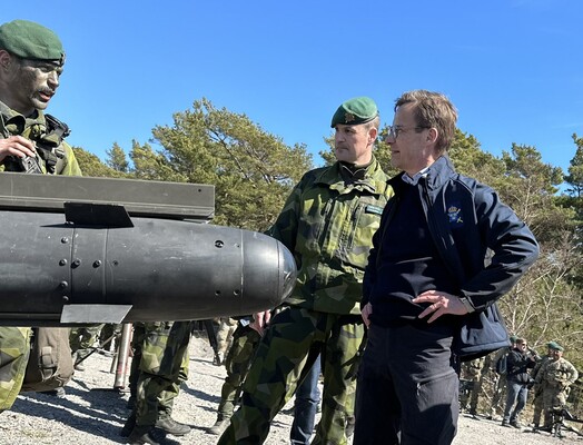 Премьер Швеции Ульф Кристерссон с военными