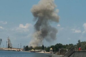 У Бердянську пролунали вибухи: дим здіймається над портом