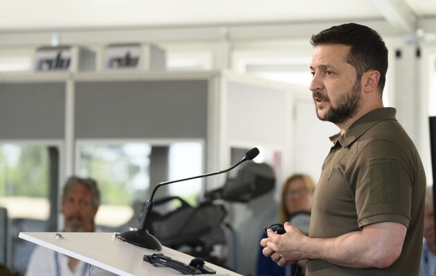 Президент Зеленский выступает на саммите в Молдове