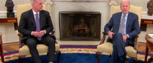 Президент США впервые обратился к нации из Овального кабинета: о чем говорилось
