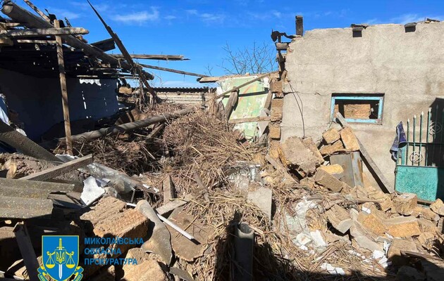 Россияне обстреляли Очаков в Николаевской области: повреждены жилые дома и элеватор