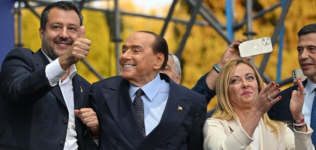 Сільвіо Берлусконі (у центрі)