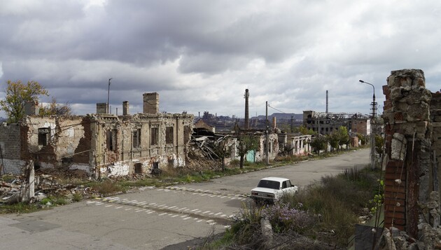 Російська «відбудова» Маріуполя: Чиїми руками окупанти демонтують знищені ж ними будинки?