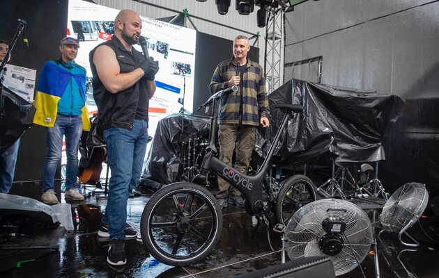 Кличко продав свій знаковий велосипед – скільки за нього виручив і куди пішли гроші
