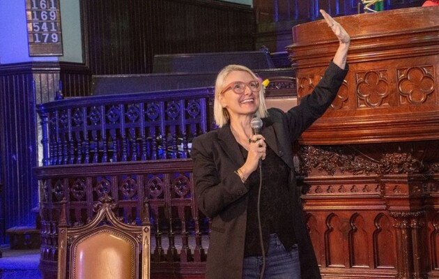 Елізабет Гілберт відмінила вихід нового роману через реакцію українців